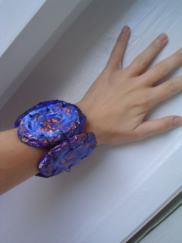 bracciali blu,papier machè.