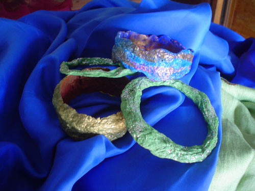 bracciali vari colori,papier machè.