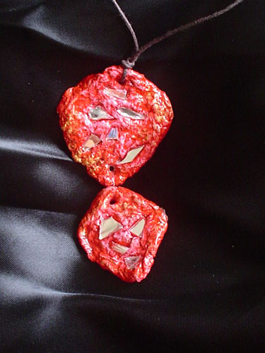 ciondolo rosso specchi,papier machè.