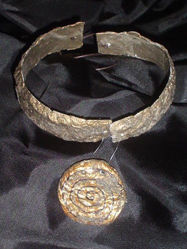 collarino rigida bronzo,papier machè.