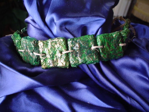 collarino verde,papier machè.