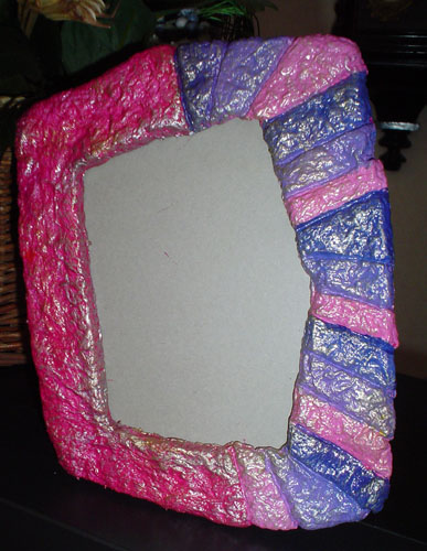 cornice fucsia,papier machè.